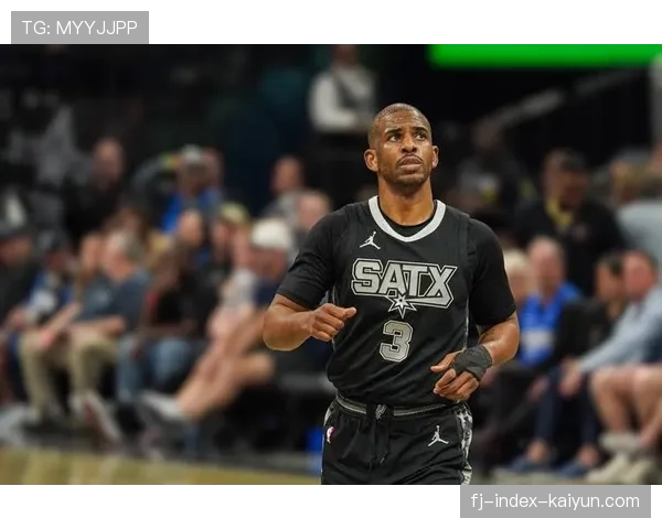 特写：克里斯·保罗在替补席指挥太阳第二阵容跑战术