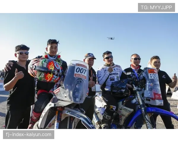 达喀尔拉力赛收官日，中国车手韩魏与领航员在赛段内帮助故障对手